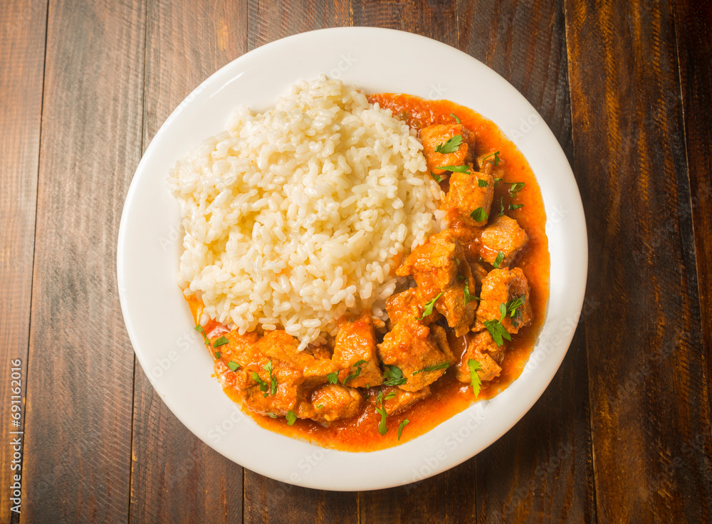 Estofado de carne con arroz Estofado de carne con arroz