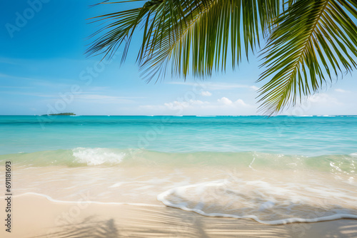 Tropischer Sandstrandzauber  Hintergrund mit sanft wiegenden Palmbl  ttern f  r die perfekte Urlaubsatmosph  re