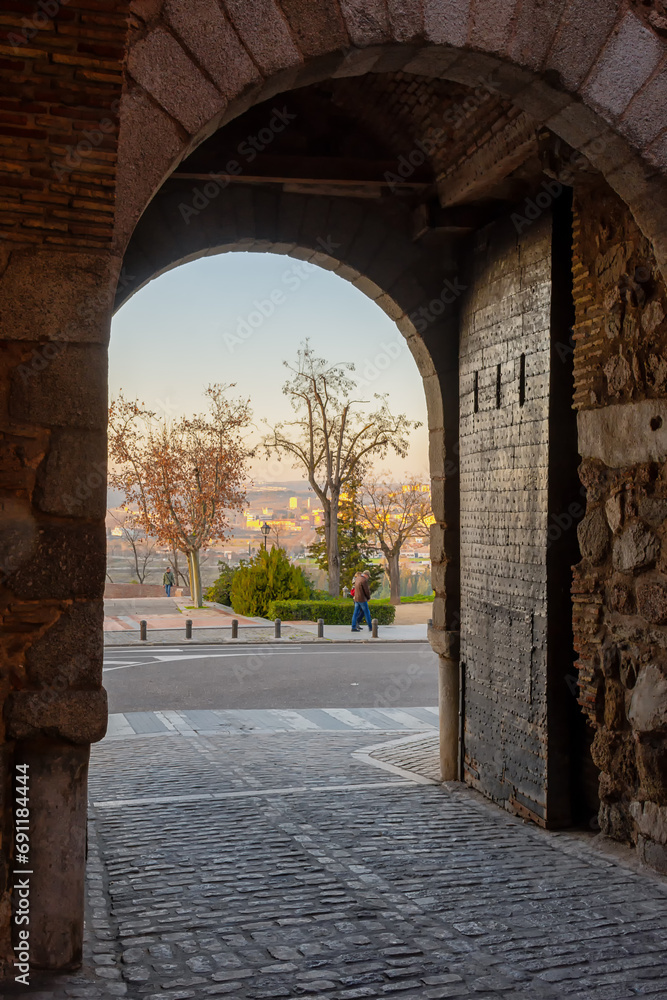 Fototapeta premium Paseando por el casco histórico de Toledo, España