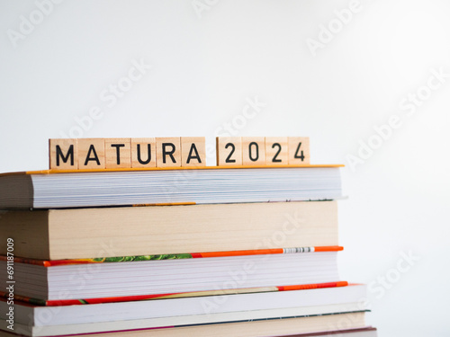 Matura 2024 - napis z drewnianych kostek, ułożony na książkach, maj, egzamin maturalny © Klaudia Baran