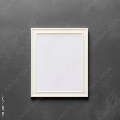 Fotografia de estilo mockup con detalle de marco en blanco sobre fondo de tonos grises