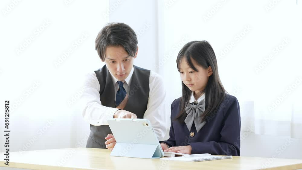 タブレットを使って勉強をする小学生の女の子 タブレットを使って勉強をする小学生の女の子