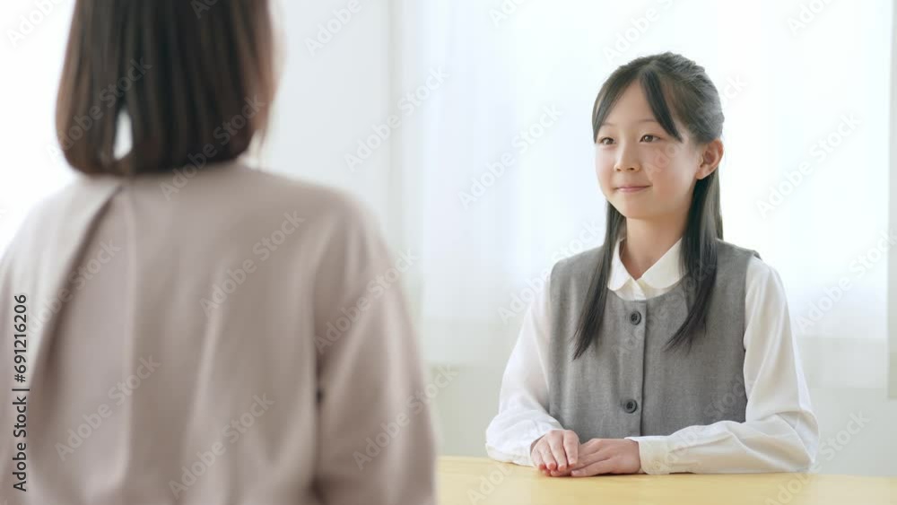 母親と話をする女の子