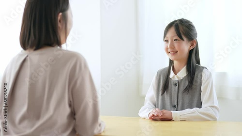 Wallpaper Mural お母さんと会話をする女の子 Torontodigital.ca