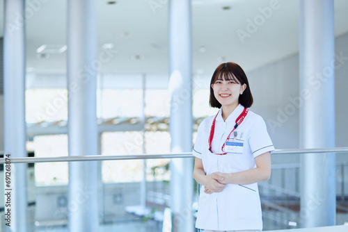 病院で働く女性の看護師 photo
