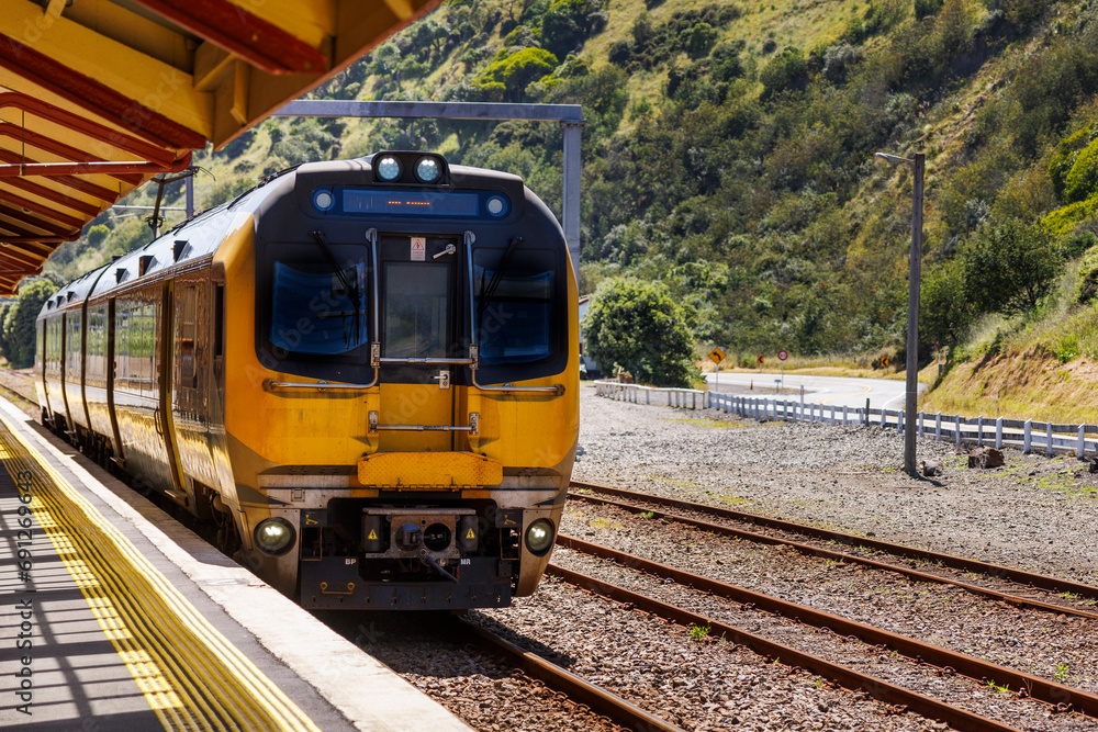 Obraz premium Train coming into Paekakariki Station