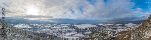 Zimowa panorama Szczytnej w Kotlinie Kłodzkiej. Szczytna zimą. Szczytna kłodzka. Panorama zimowa miasteczka w kotlinie kłodzkiej. 