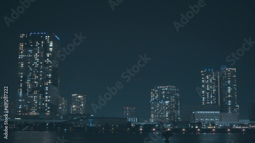 夜景　高層ビル