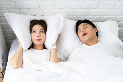 Canvas Print Men snore and women cannot sleep