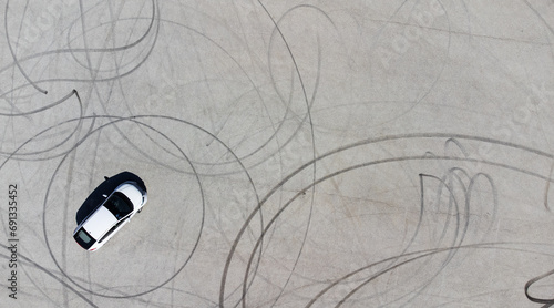 Foto drone picture of a car after drifting and making circles on a road