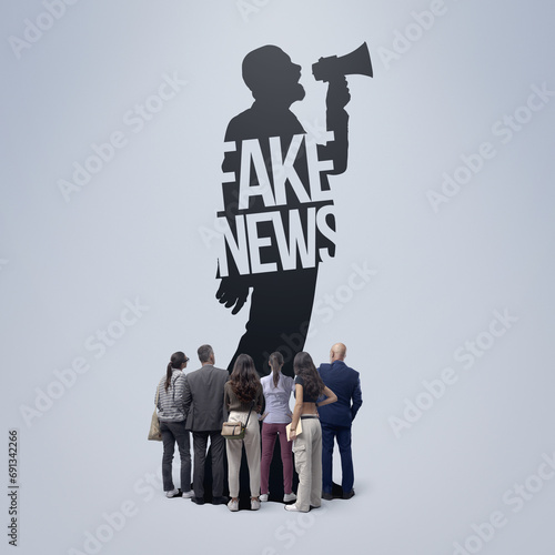 Valokuva Man spreading fake news and people following him