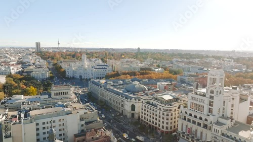 Plano aéreo de zona céntrica de ciudad. Edificios y tráfico en Gran Vía, Madrid ciudad. Grabado con dron 4K.