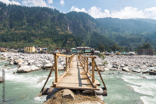 Obraz na płótnie surroundings of manali town, india w salonie