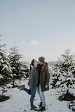 Liebespaar küsst sich im Schnee