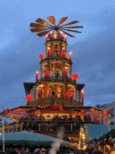 Szenischer Weihnachtsmarkt, im Zentrum des Weihnachtsmarktes im Dezember 2023 in Fulda Hessen Deutschland, steht ein Gebäude und erstrahlt in verschiedenen Lichtern und lädt jeden ein, es zu besuchen.