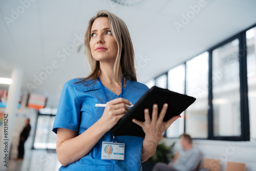 Foto Portrait of confident female doctor standing in Hospital corridor