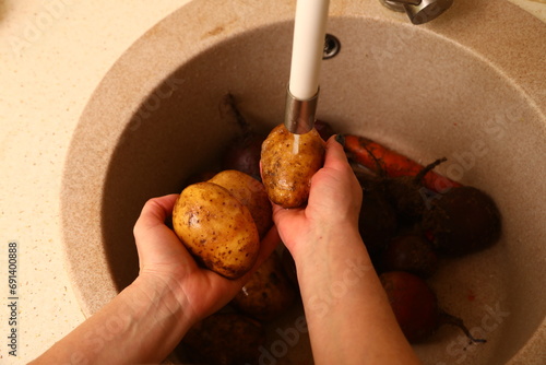 Slika na platnu Wash potatoes