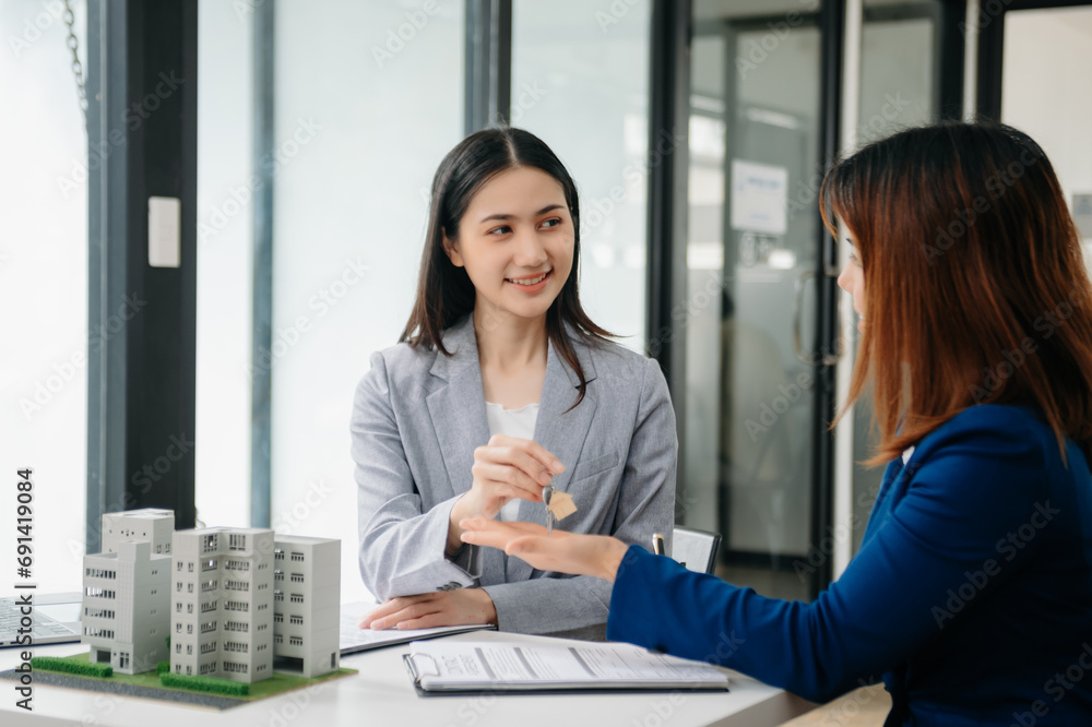 Obraz premium Customers who choose to buy a condominium room and a bank approve a loan for their purchase. Condominium and house loan interest rate from bank