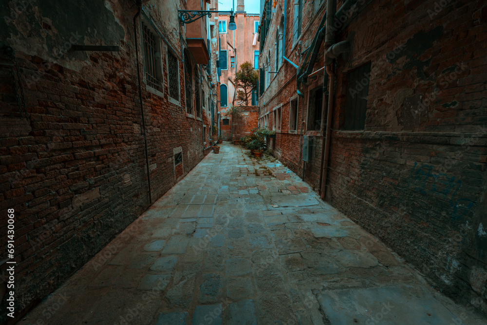 Enchanting Venice: A Visual Symphony of Canals, Architecture, and Timeless Elegance