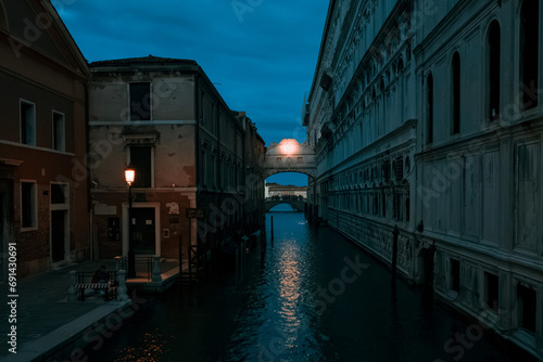 Obraz na płótnie Enchanting Venice: A Visual Symphony of Canals, Architecture, and Timeless Elegance w salonie