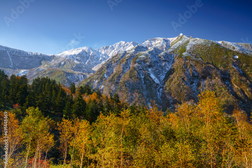 冠雪した十勝岳と紅葉 上富良野八景 北海道観光秋