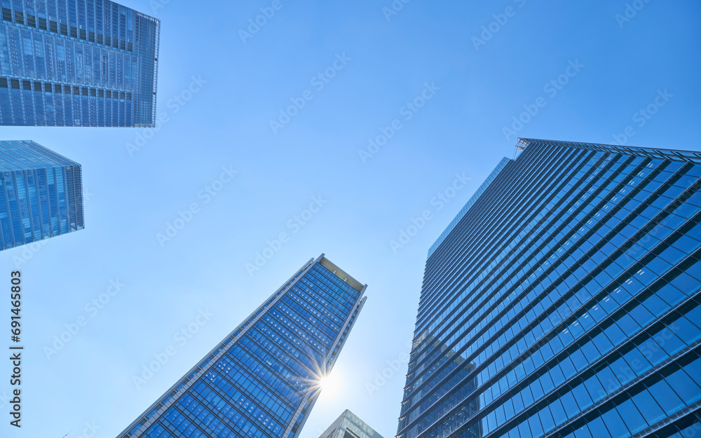 高層ビルを見上げるオフィス街の風景