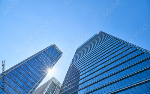 高層ビルを見上げるオフィス街の風景 photo