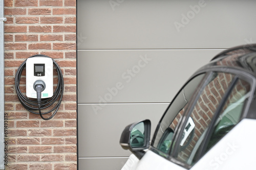 auto voiture recharge charge borne station electrique electricité energie autonomie maison