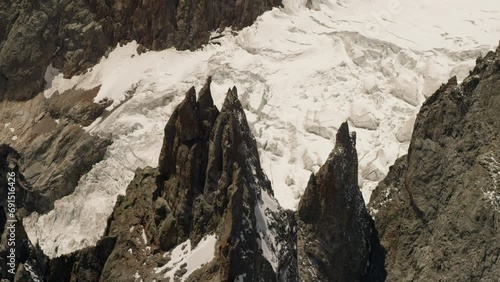 Glacier du Mont Blanc à travers aiguilles