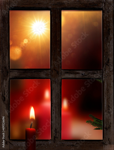 Refelxion in einem alten Holzfenster mit Kerze im Winter