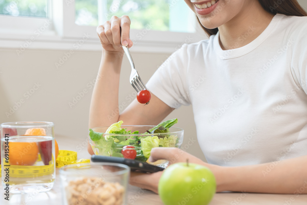 person take note of weight and counting of calories to eat in each day person take note of weight and counting of calories to eat in each day