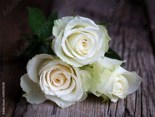 White roses on the wooden b...