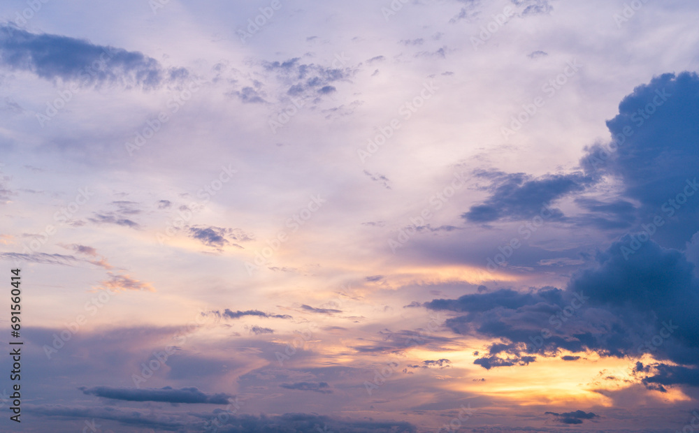 Obraz premium Experience the majestic beauty of a dramatic sunset, as the sun kisses the horizon with shades of red and purple.