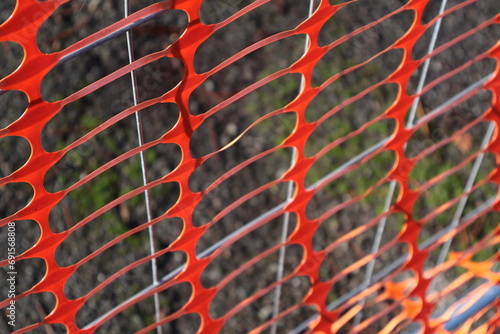 Rete per barriera di sicurezza in plastica arancione. Barriera attorno ad un cantiere in costruzione. photo