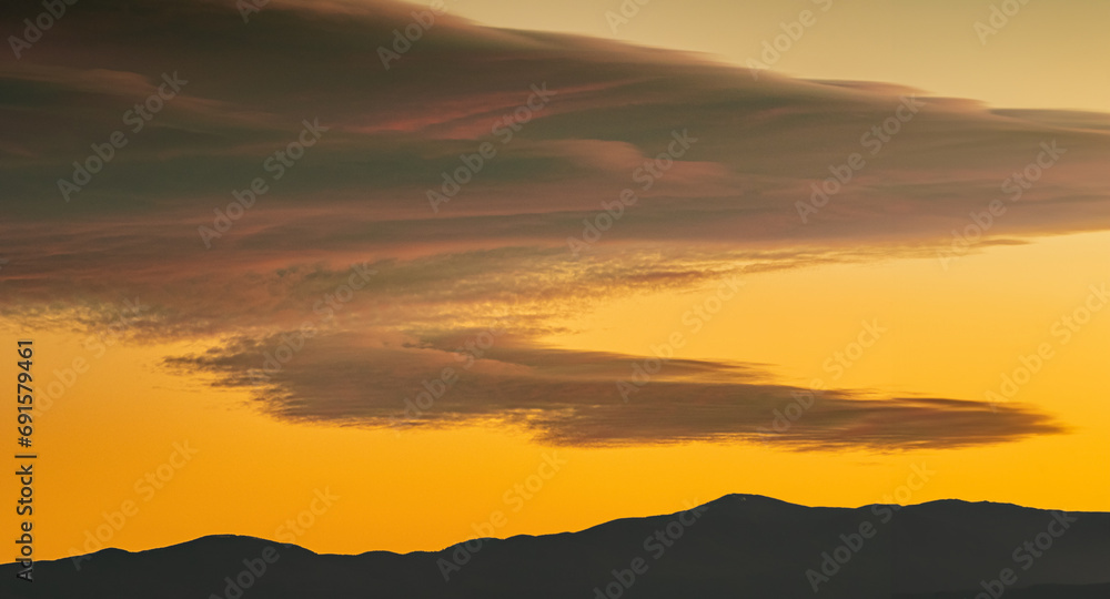 Obraz premium Sunset over the mountains