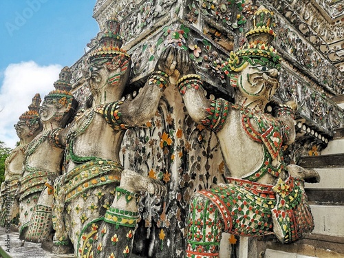 wat arun buddhist temple in bangkok 