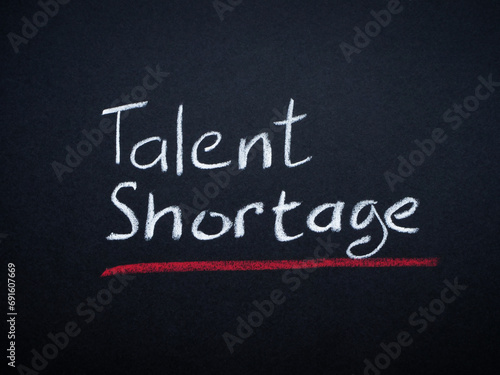 Bilde på lerret Written inscription Talent shortage on a dark surface.