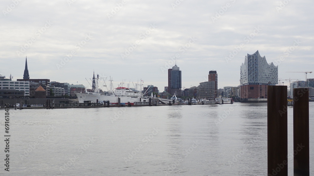 Hamburg am Morgen mit der Elbphilharmonie