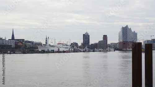 Hamburg am Morgen mit der Elbphilharmonie © Wolfgang