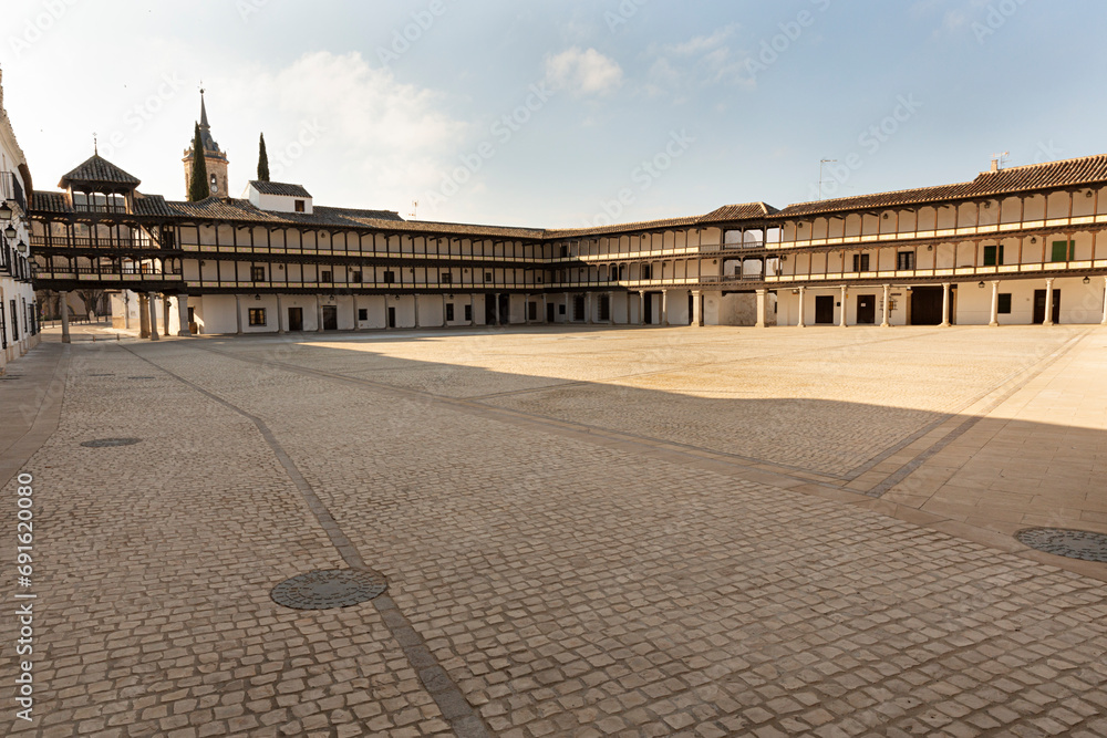 Obraz premium Paisaje de la plaza mayor de Tembleque, Toledo.
