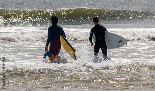 Canvas Print Men Preparing to Surf in the Atlantic Ocean