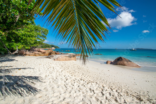 Petit Anse Lazio è una spiaggia paradisiaca sull’isola di Praslin, Seychelles. È famosa per la sua sabbia bianca, acque turchesi e rocce di granito rosa. photo