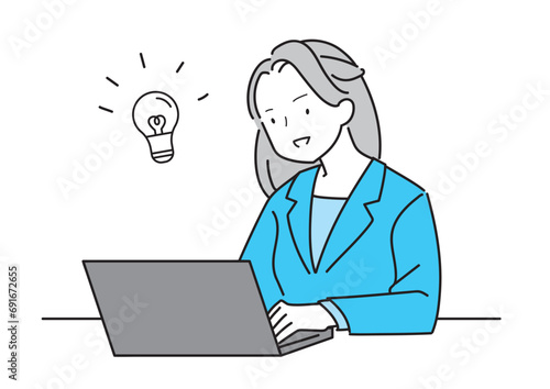 pcで仕事中に閃くスーツの女性