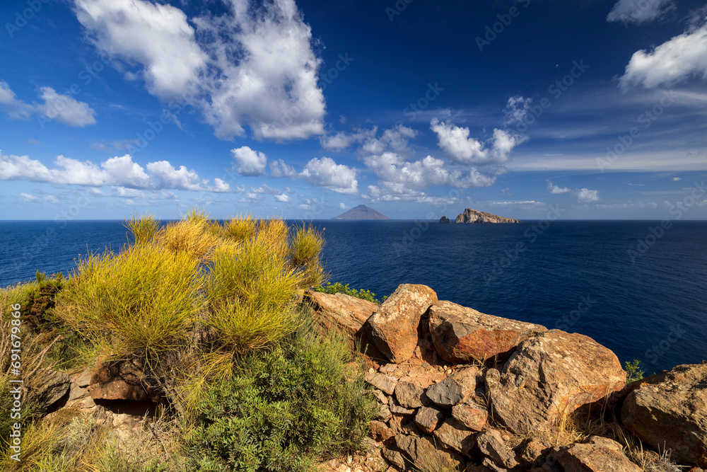 Panarea, Aeolische Inseln, Sizilien, Italien, 29.10.2023, Blick in Richtung Stromboli 