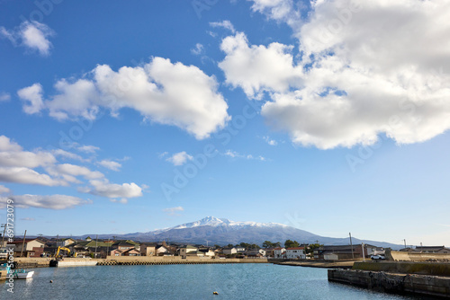 鳥海山と漁港 © type