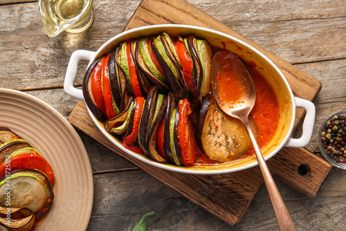 Fotografía Baking dish of tasty Ratatouille on wooden background