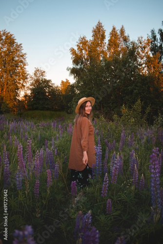 woman  in hat s in the field photo