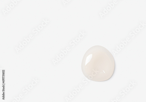 美容コスメ素材　白い背景に乳液ジェルのしずく