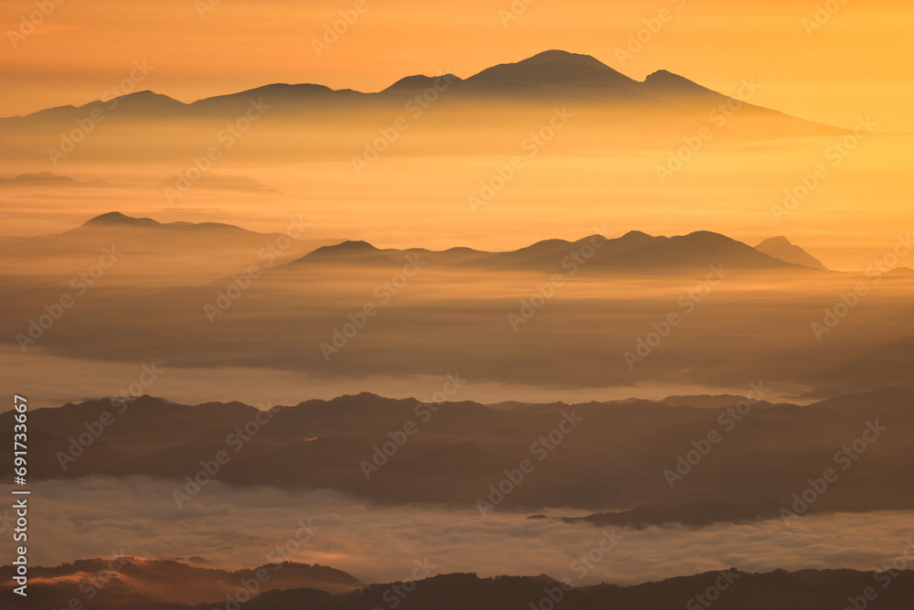 朝焼けの八ヶ岳連峰と雲海