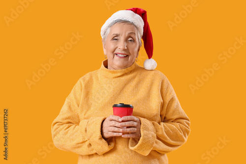 Senior woman in Santa hat w...